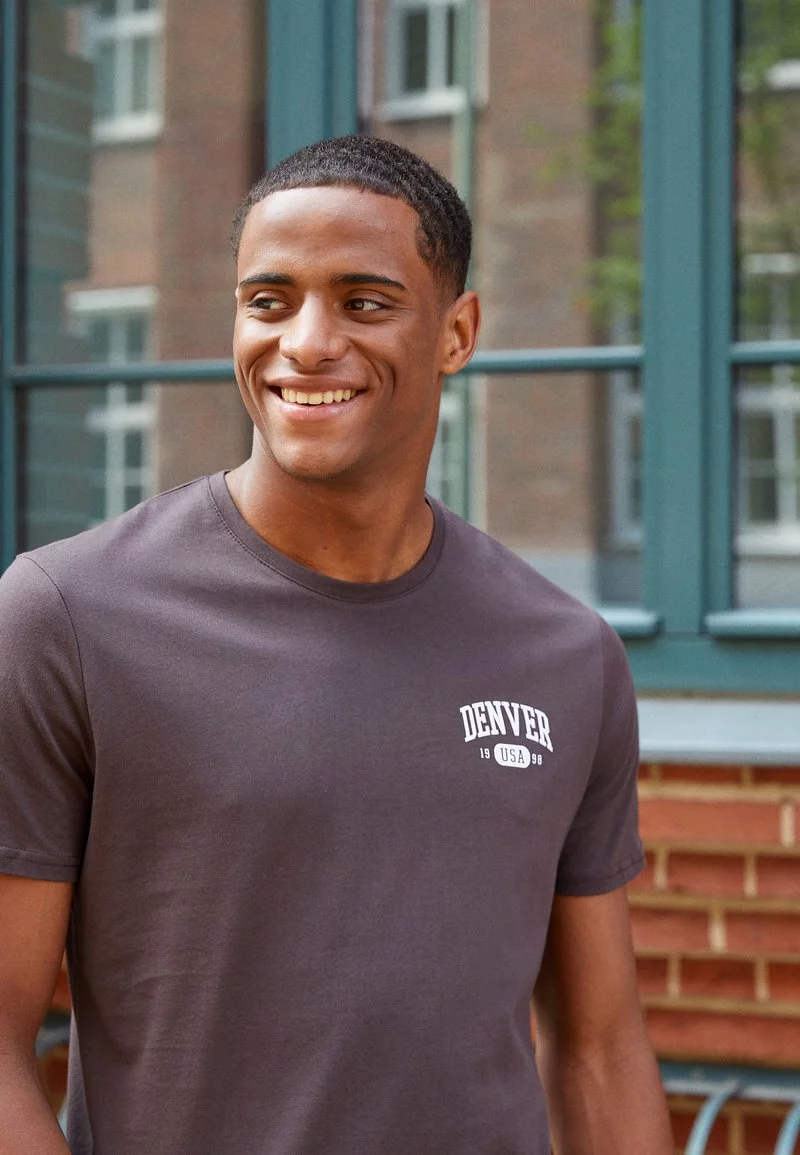 Pier One Uomo GRAPHIC T-SHIRT - T-shirt Con Stampa - Brown - immagine 3